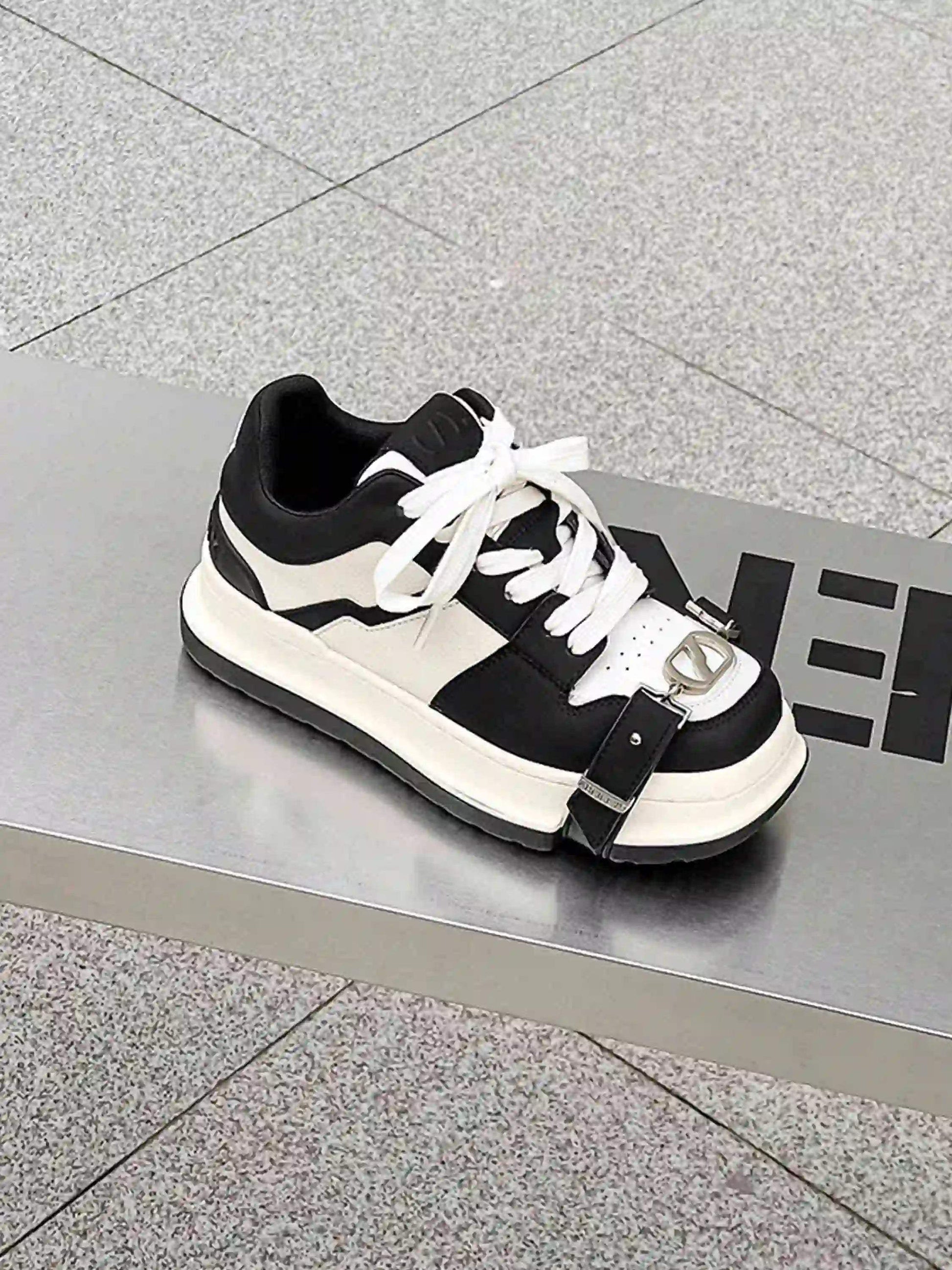 Disguisen Street Lace-Up Low-Top Square Toe Sneakers