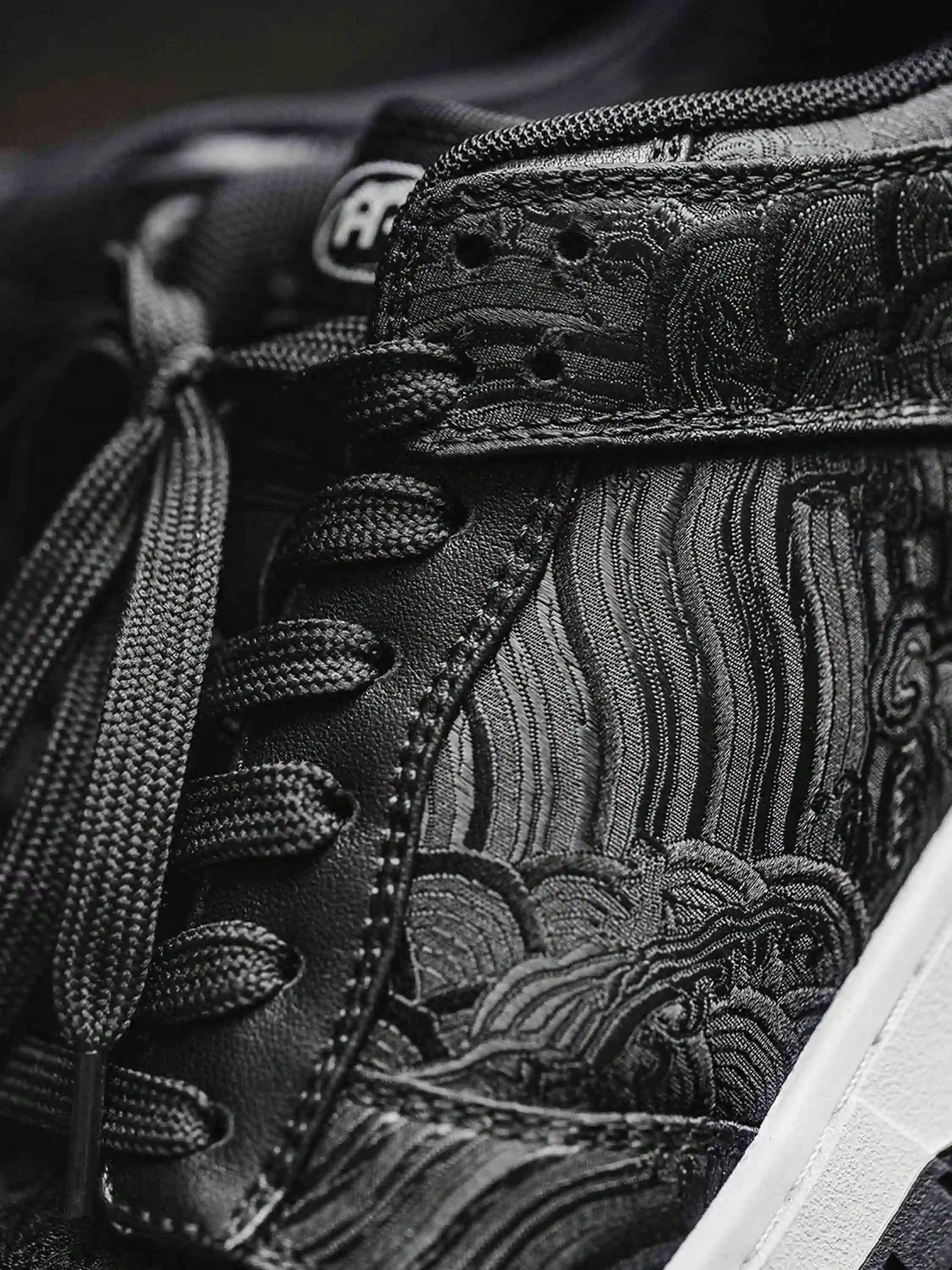 Disguisen Vintage Dragon Pattern Sneakers