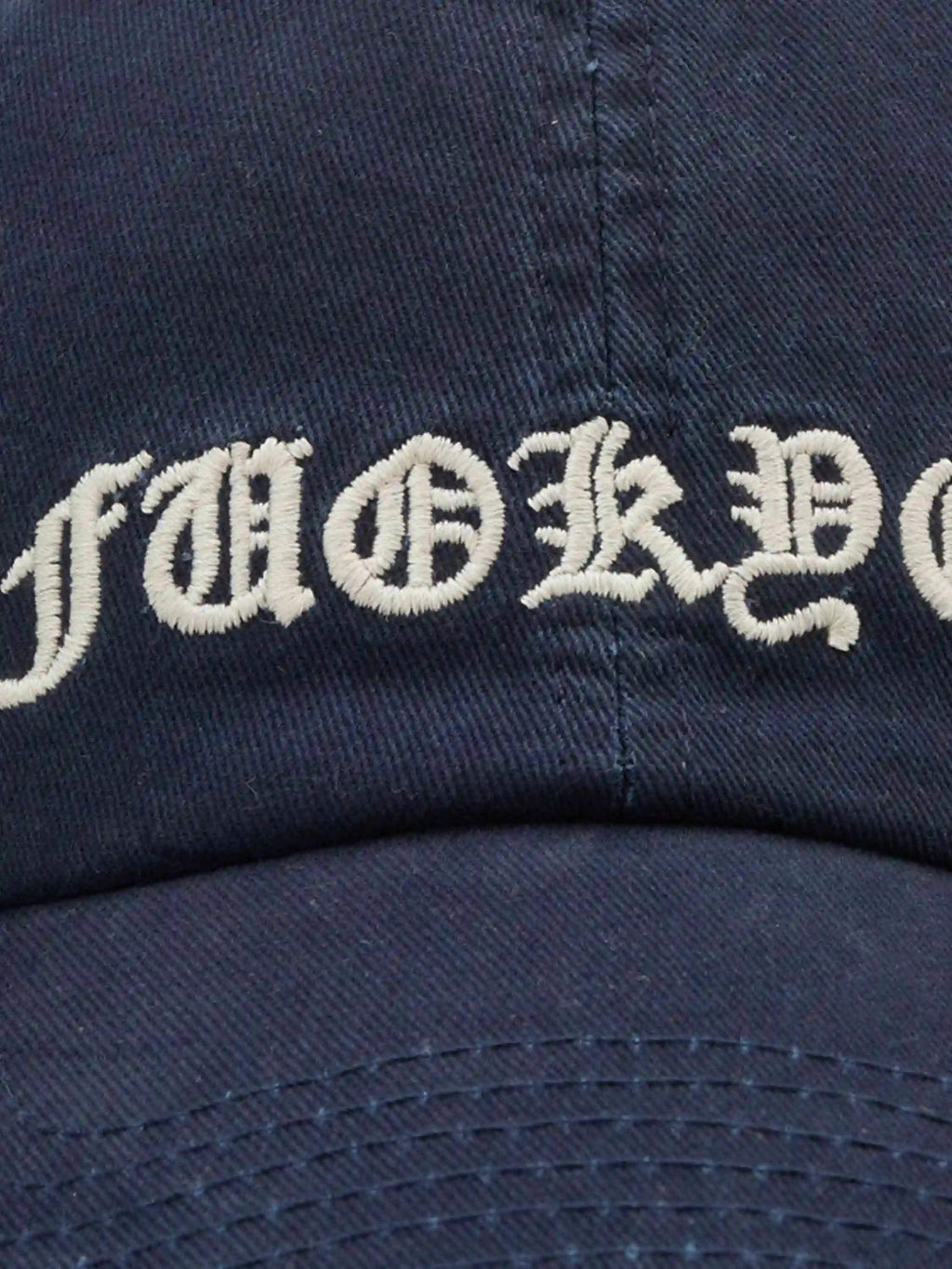 Disguisen Street Gothic Letter Embroidered Baseball Cap