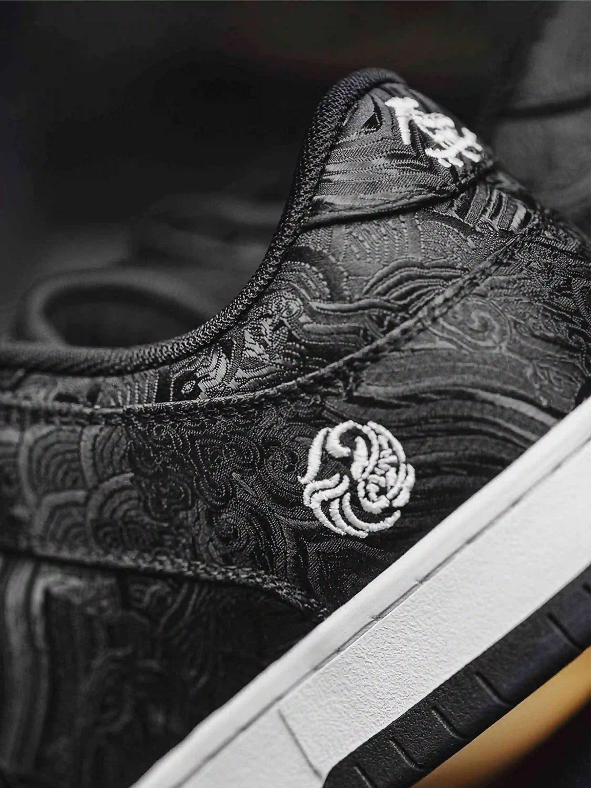 Disguisen Vintage Dragon Pattern Sneakers