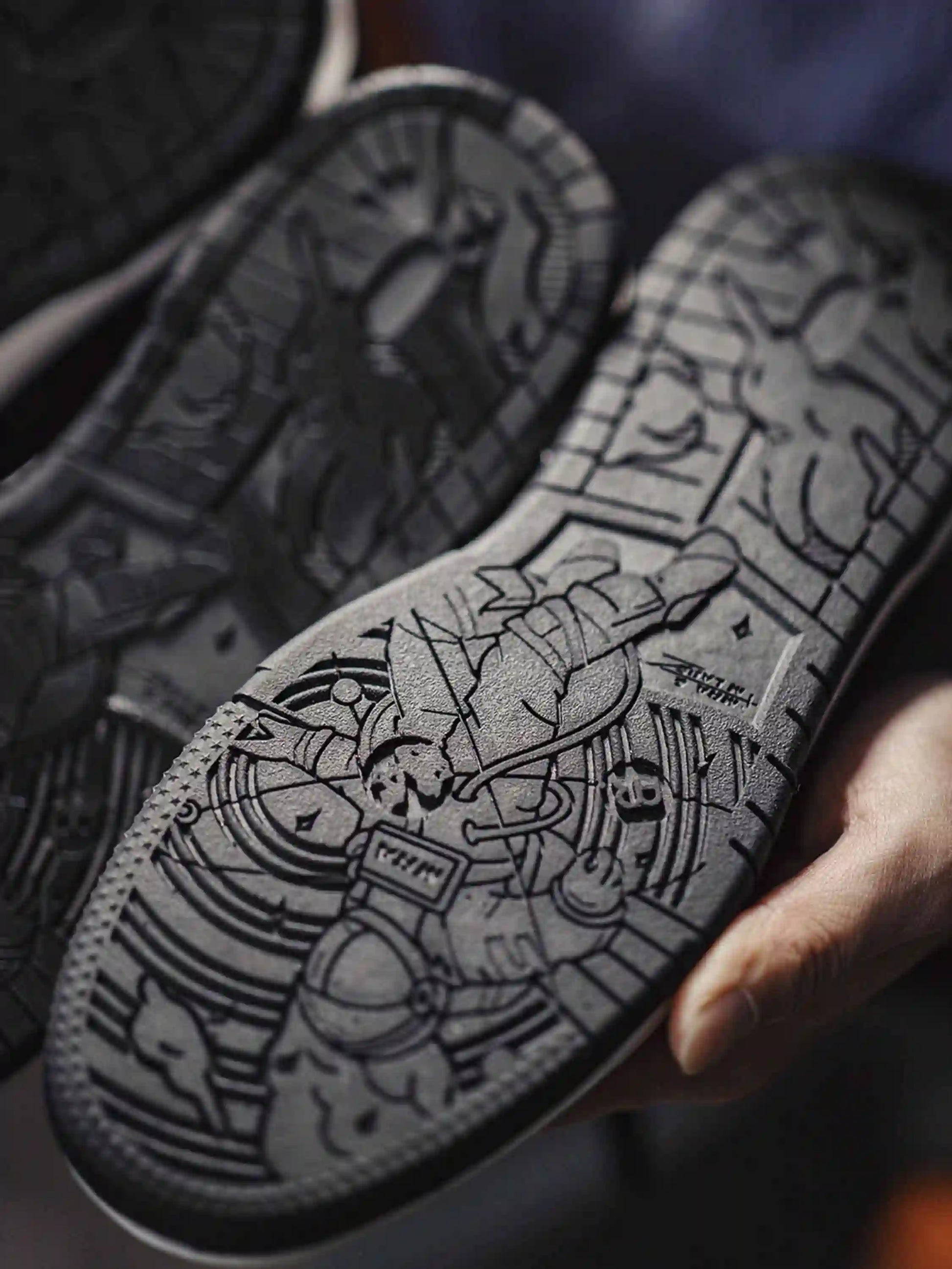 Disguisen Vintage Dragon Pattern Sneakers