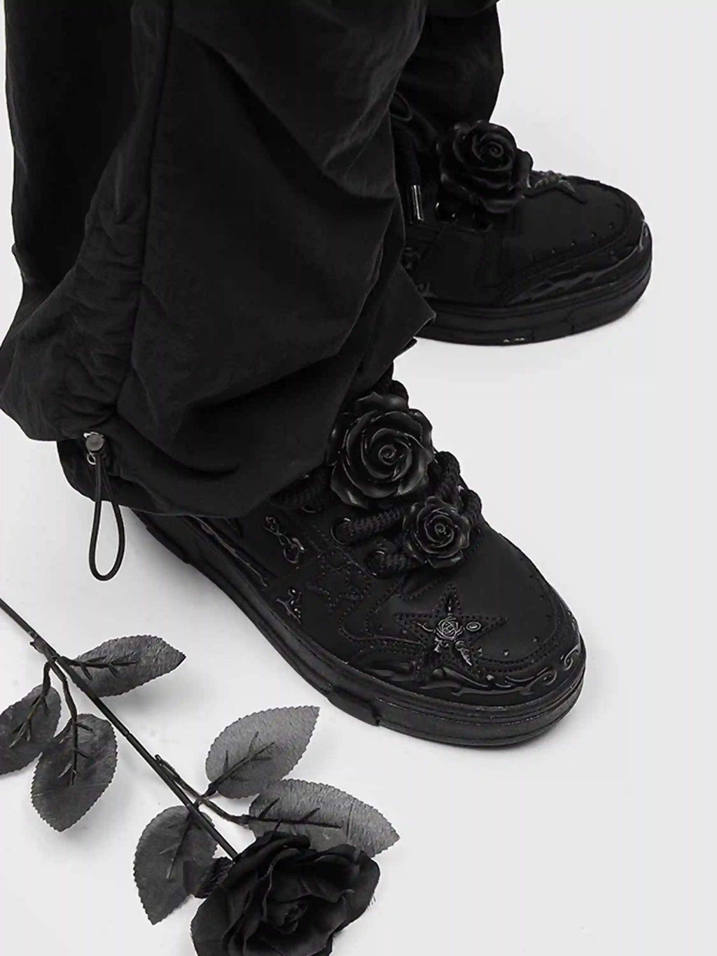 Disguisen Hip-Hop Star Embossed Sneakers