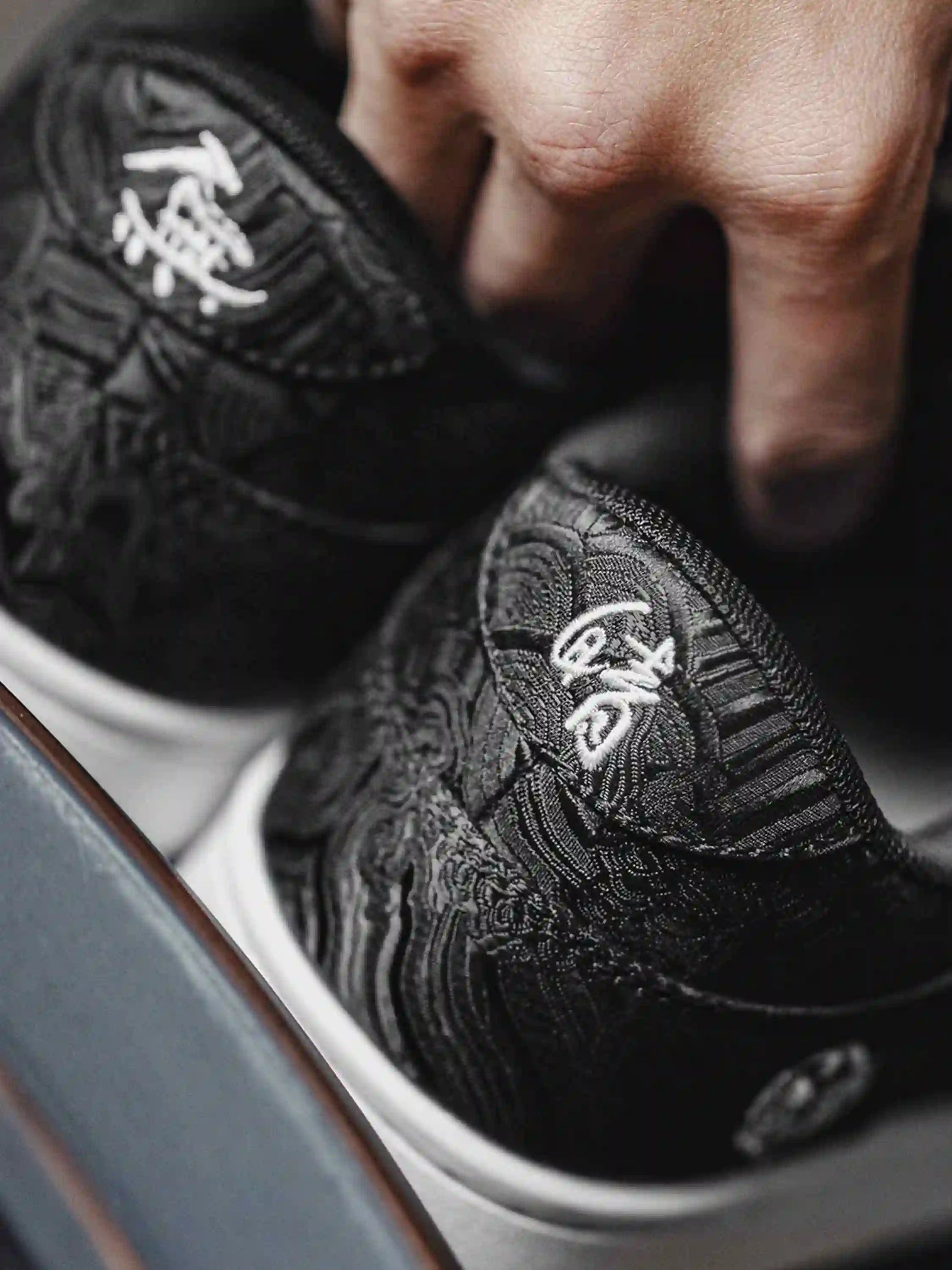 Disguisen Vintage Dragon Pattern Sneakers