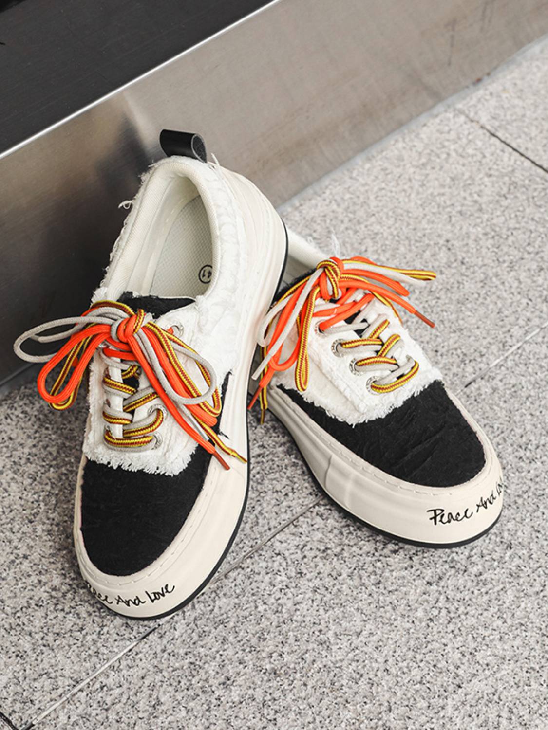Contrast Label Skate Shoes